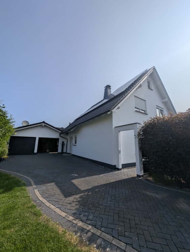 Fertig gestrichenes Einfamilienhaus mit heller Fassade