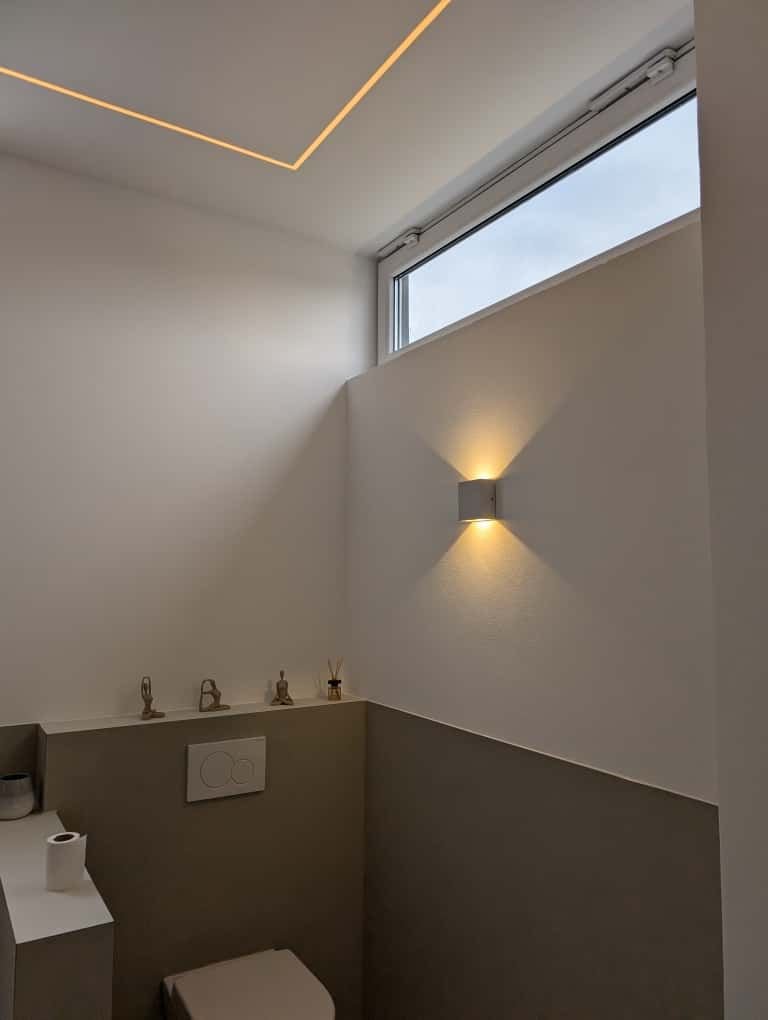 Gäste-WC mit fugenloser hellgrauer Wandbeschichtung