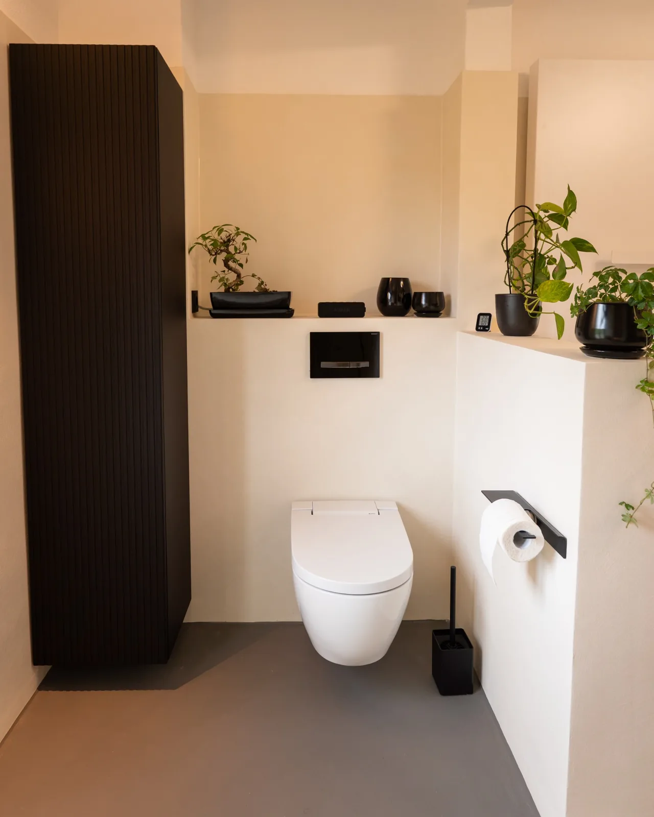 WC-Bereich mit fugenlosen Wandoberflächen und moderner Badausstattung