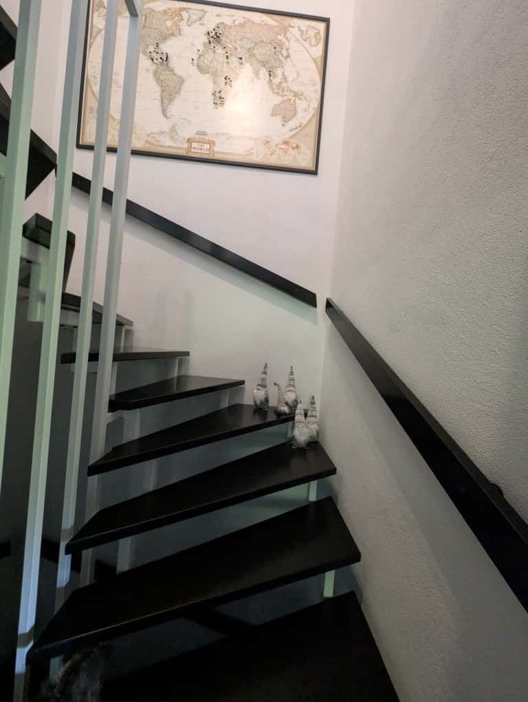Schwarz lackierte Holztreppe mit Metallgeländer