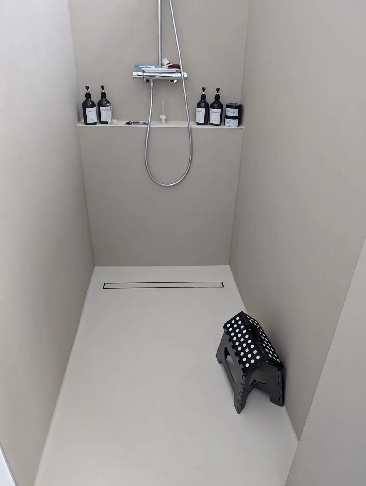 Begehbare, fugenlos beschichtete Dusche in Taupe