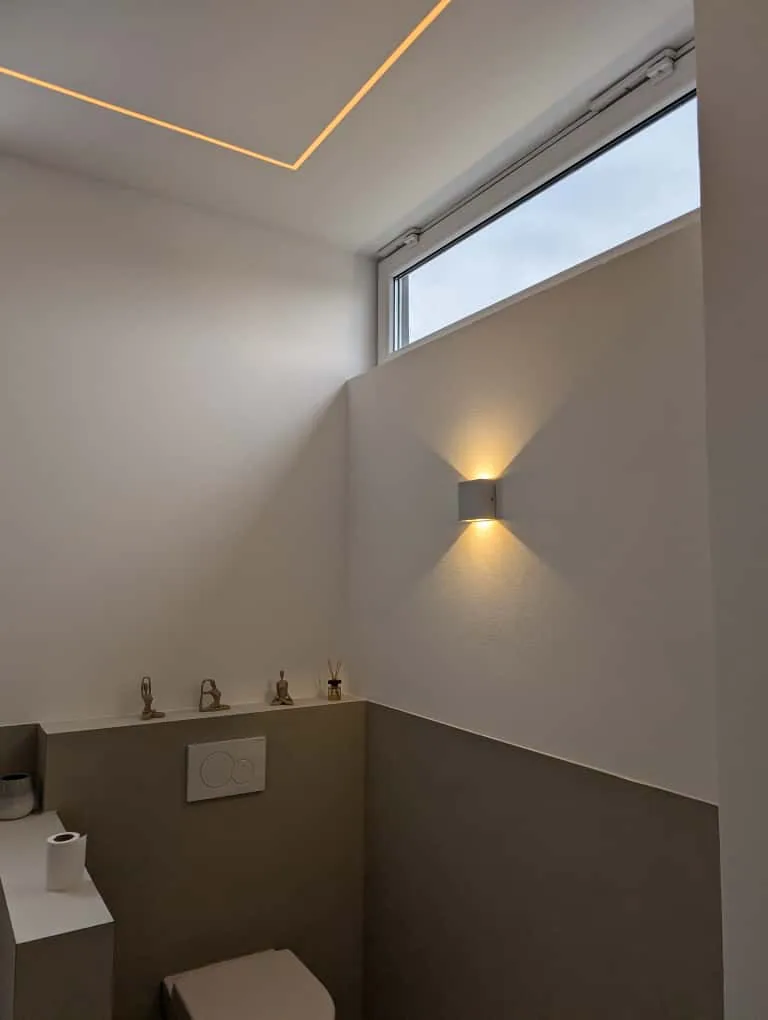 Fugenlos gestaltetes Gäste-WC mit indirekter Beleuchtung
