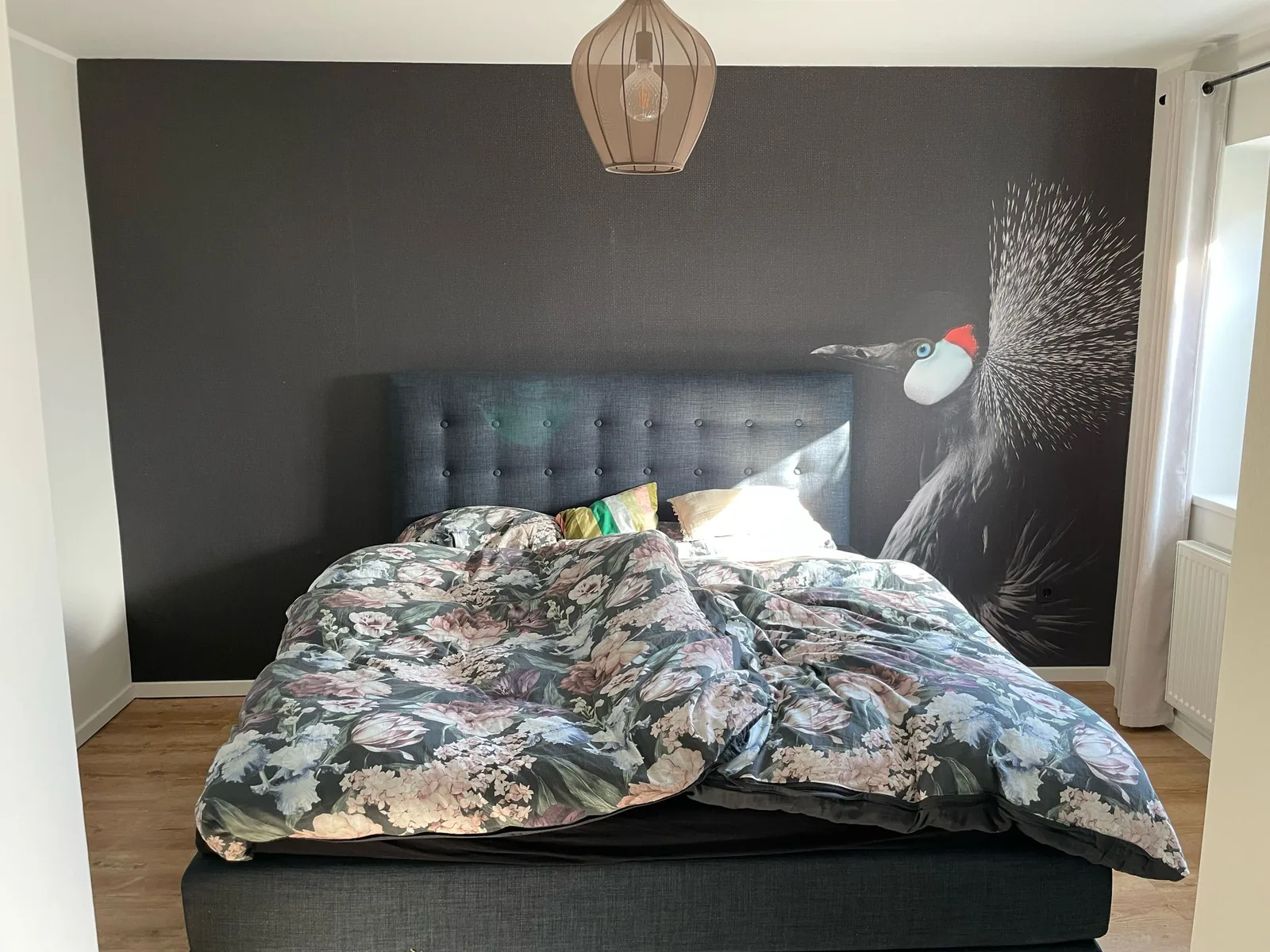 Schlafzimmer mit Kranich-Fototapete als Akzentwand