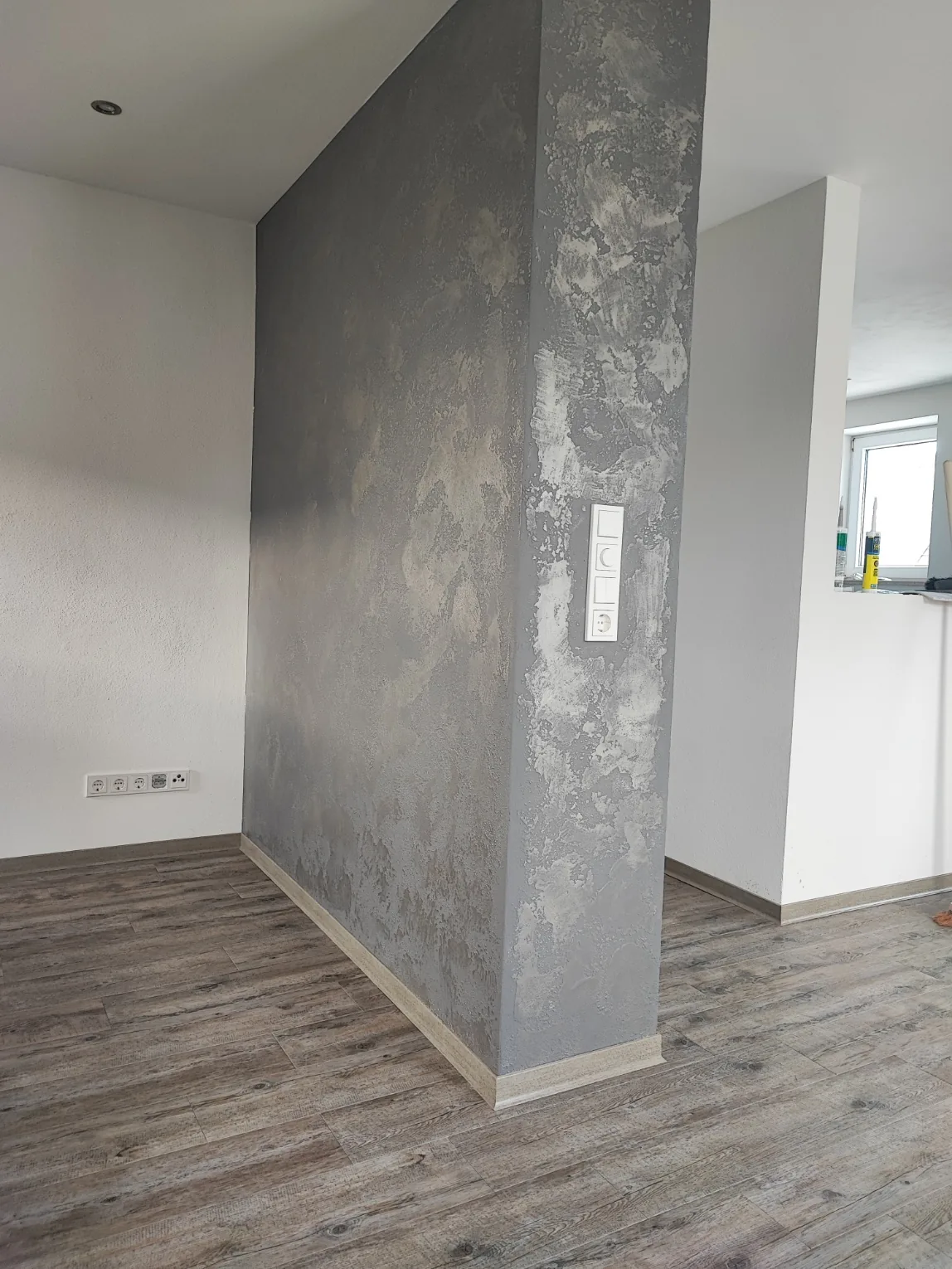Säule mit dekorativer Metallic-Spachteltechnik in changierender Optik