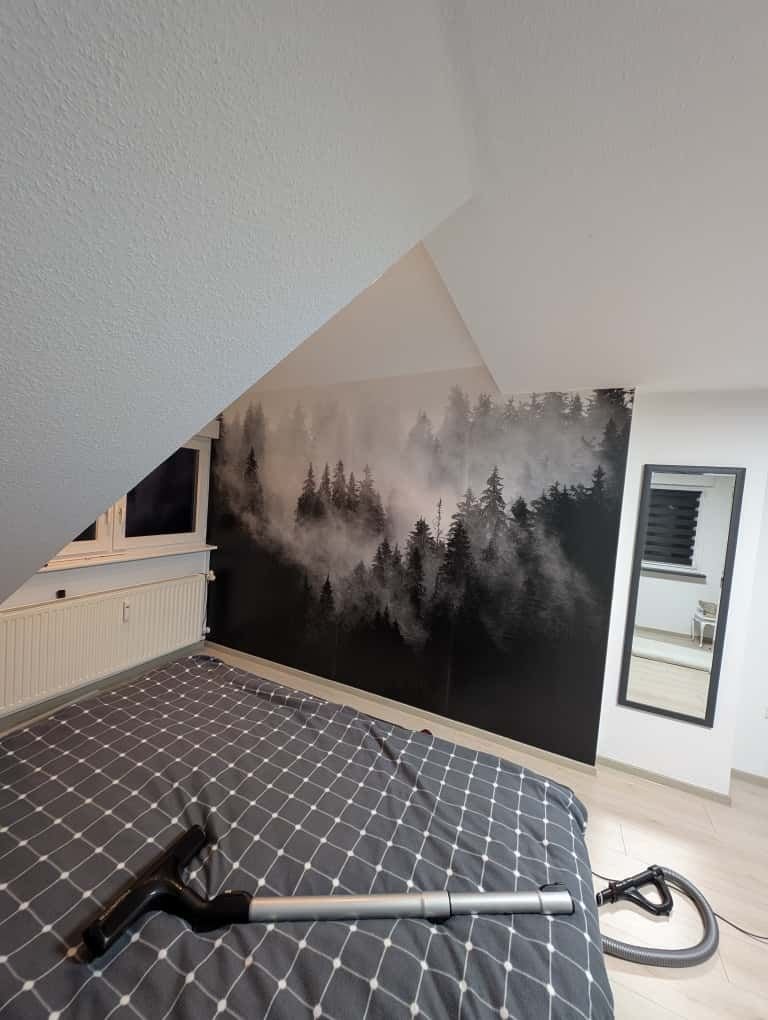 Dachschräge mit großformatiger Wald-Fototapete